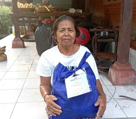BPR Mitra Bali Muktijaya Mandiri bersama Redaksi Newsyess Berbagi Paket Sembako kepada Niang Raka, Janda Asal Banjar Triwangsa, Suwat, Gianyar